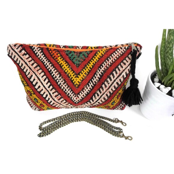 Vintage Kilim Clutch Bag: Moroccan Crossbody Purse with Chain Strap - Picture 3 of 8